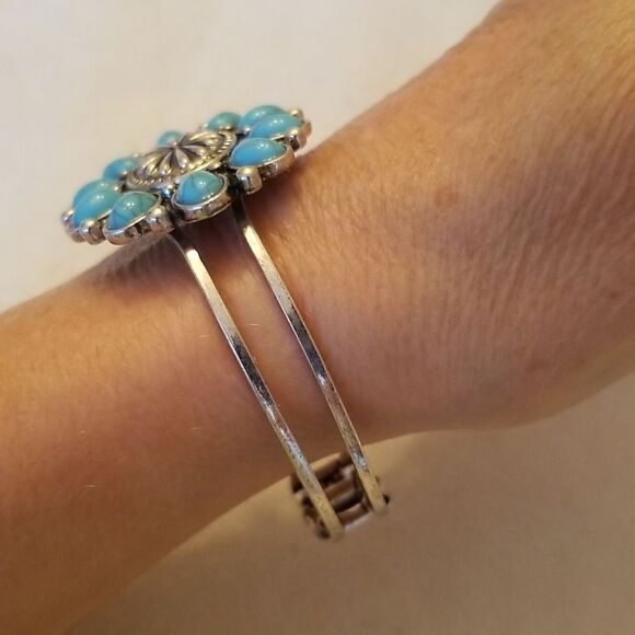 Turquoise flower bracelet - Picture 5 of 11